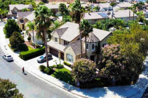 Evonvale Dream! Big Heated pool, jacuzzi seats 16!